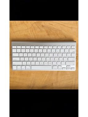 Apple MAGIC KEYBOARD A1314 WIRELESS ALUMINUM WHITE EUC